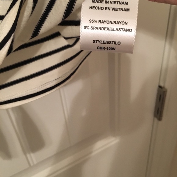 NWOT Short Sleeve v-neck Top with tie in the front - Picture 3 of 3